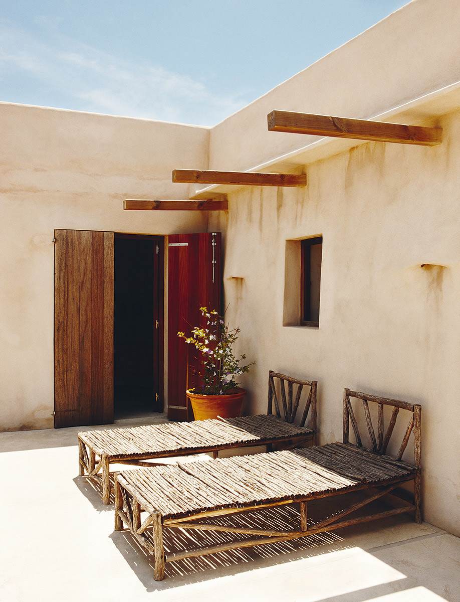 This home has primitive forms, design and matches and incorporates within panorama. This house is so simple, but has everything for a perfect summer house. A house where time stops | Authentic Interior Blog | Interior Design | Raw Design | Slow living | Spain | Balearic Islands Homes