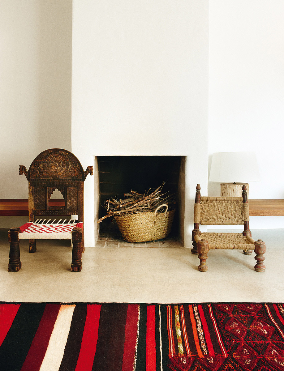 This home has primitive forms, design and matches and incorporates within panorama. This house is so simple, but has everything for a perfect summer house. A house where time stops | Authentic Interior Blog | Interior Design | Raw Design | Slow living | Spain | Balearic Islands Homes