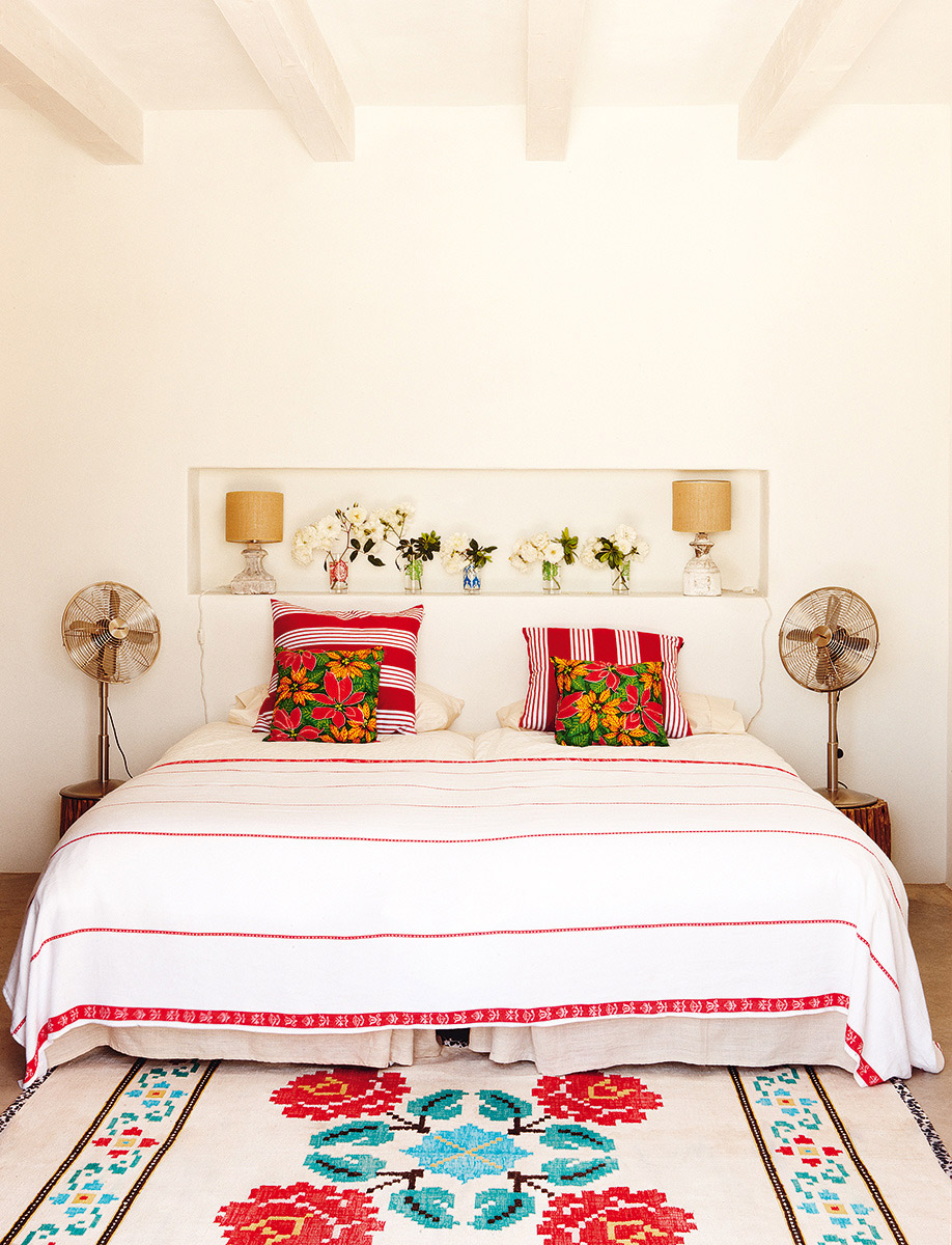 This home has primitive forms, design and matches and incorporates within panorama. This house is so simple, but has everything for a perfect summer house. A house where time stops | Authentic Interior Blog | Interior Design | Raw Design | Slow living | Spain | Balearic Islands Homes