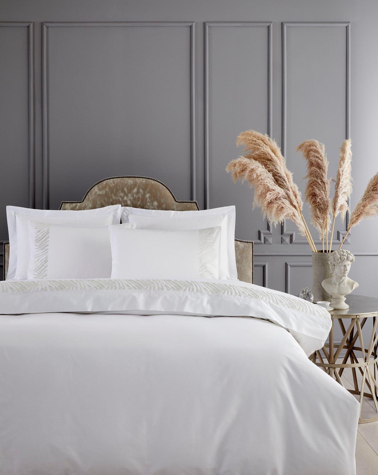 Interior-Design-Tips_5-Star-Hotel-Bedroom_authentic-interior-9